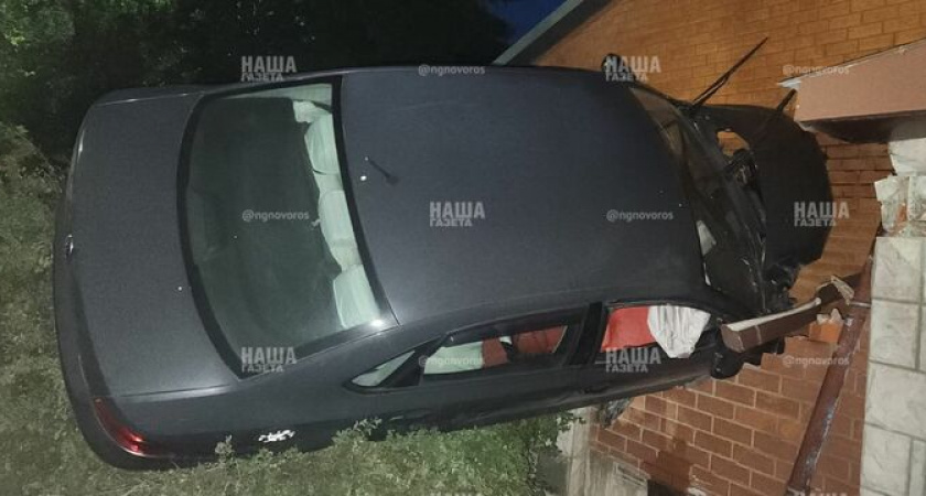 Машина впечаталась в забор и зависла на метровой высоте в Новороссийске