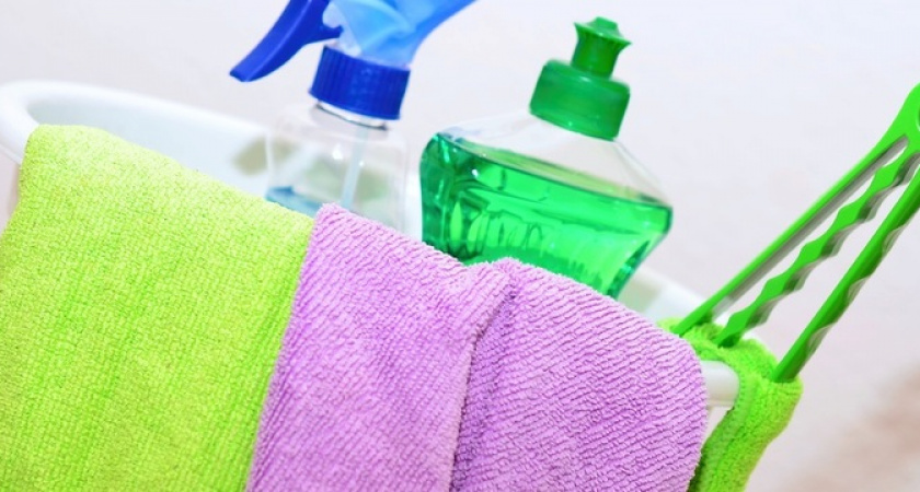 Стирка не понадобится: замочите кухонные тряпки на два часа в этом растворе