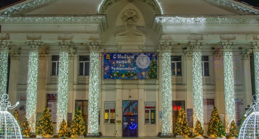 «Бедно и скудно!»: горожане обсуждают, как украшен Новороссийск к Новому году