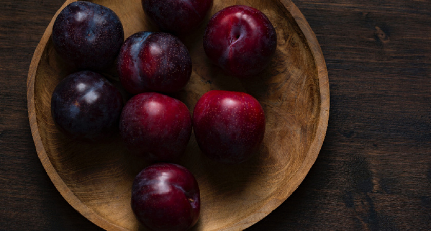 Гастроэнтеролог рассказала о пользе сливы сливы, сколько ее можно съесть и как слива борется с тромбами