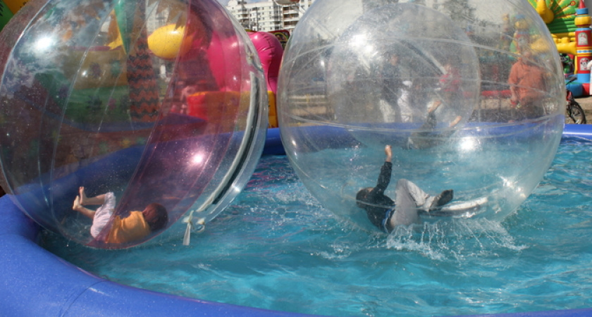  Работники парка аттракционов в Анапе избили женщин, которые решили помыть ноги в бассейне с надувными шарами