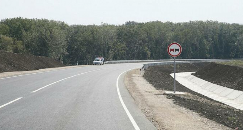 Страшная авария: под Новороссийском мужчина попал под большегруз и скончался на месте