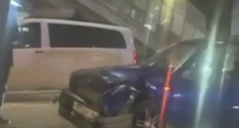 «Потому что не надо гонять!»: в Новороссийске из-за двух иномарок в пробке стояло полгорода