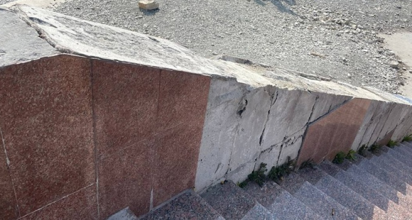 «Как после бомбежки!»: новороссийцы пожаловались на состояние городской набережной