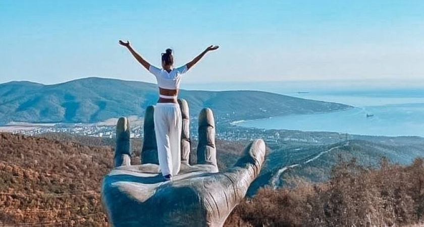 «Рука Свободы» вернулась на вершину горы Безумная в Кабардинке: координаты сногсшибательной фотолокации