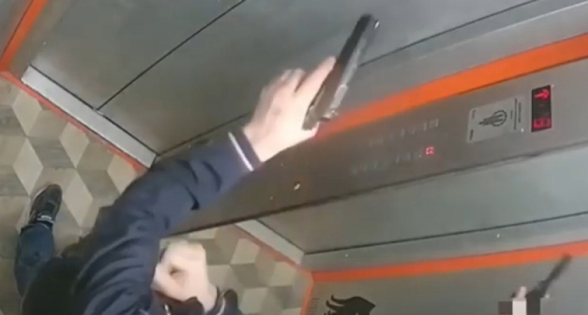 В Новороссийске полиция ищет мужчину, который разгуливал с пистолетом по многоэтажке