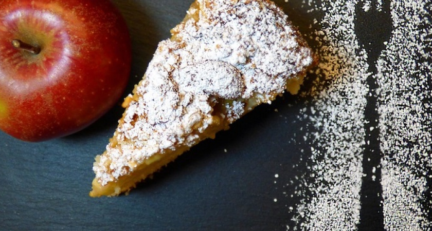 Если в холодильнике есть пачка творога и несколько яблок: готовим вкуснейший пирог вот так
