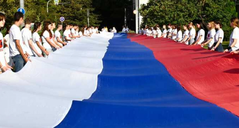 В Новороссийске на торжестве в день Государственного флага раскинули полотно триколора в 50 метров