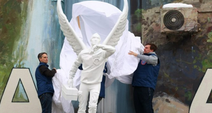 Ангел в человеческом облике: в Екатеринбурге открыли памятник врачам 