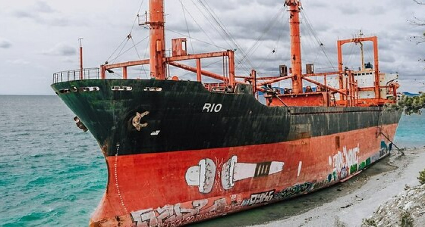 Сухогруз «Рио», севший на мель между Кабардинкой и Новороссийском, превратился в бассейн под открытым небом