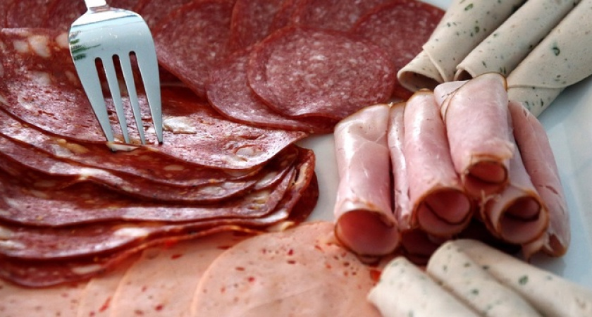 Не ищите в ней мясо: Роскачество о марках колбас, которые стоит избегать в магазине