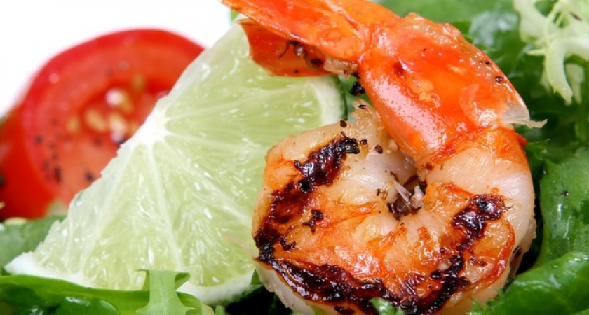 Гости попросят добавки: приготовьте на Новый год этот крутейший салат с креветками