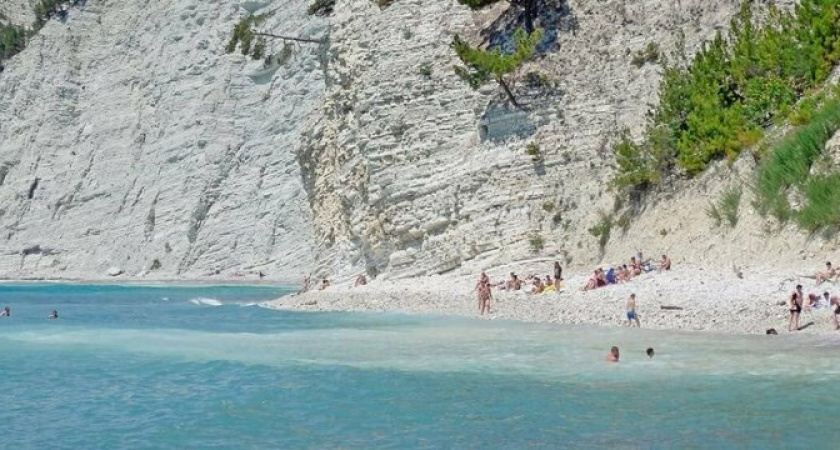 На пляже Голубая Бездна за Геленджиком камень сорвался со скалы и упал на голову ребенку: мальчик в реанимации