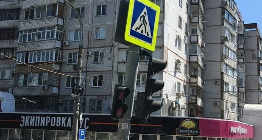 В Новороссийске светофор на оживленном перекрестке держится «на честном слове»