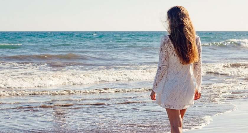 Не вздумайте сюда ехать: зеленая жижа и дикие мужчины на российских пляжах в 2024