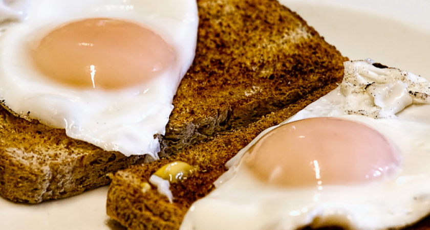 Диетолог рассказал чего не следует добавлять в яичницу