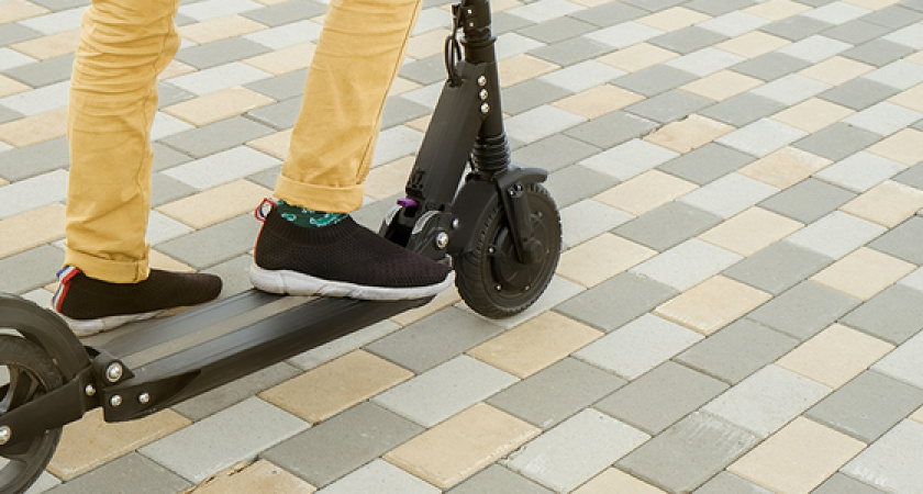 «Кто воспитал таких детей?»: в Новороссийске двое подростков на электросамокате сбили пожилую женщину и уехали