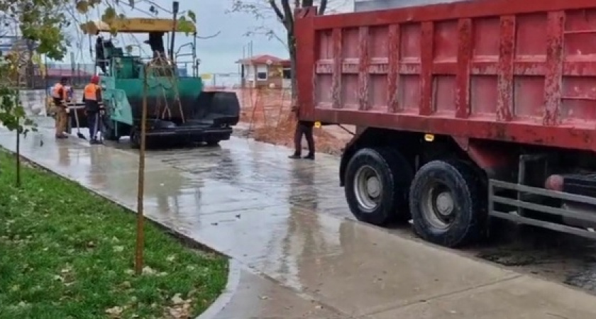 «Кругом одна халтура!»: новороссийцы возмущены, что в парке Фрунзе кладут асфальт под дождем