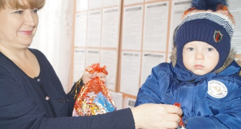 Власти Новороссийска купят 5172 сладких подарков для детей на Новый год: кому они предназначены