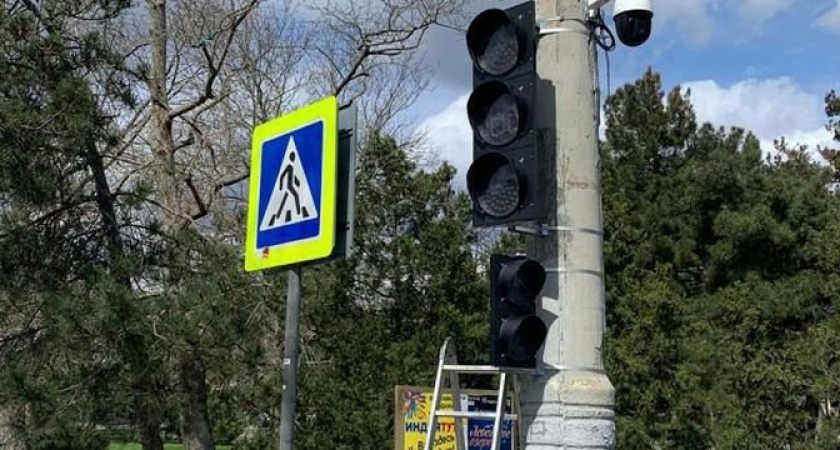 «Наверно, думают, что в их обновленный парк Фрунзе народ толпами побежит?!»: в Новороссийске на улице Толстого установили вызывной светофор