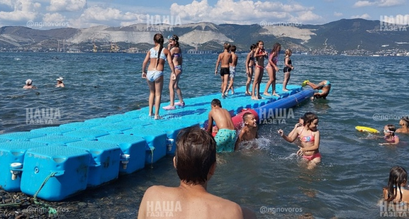 «У вас что, дома есть запасные дети?!»: на Суджукской косе в Новороссийске дети ныряют с технического сооружения, а родители не обращают никакого внимания