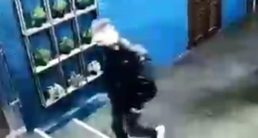 В Новороссийске ищут мужчину по подозрению в хищении чужих вещей из бара