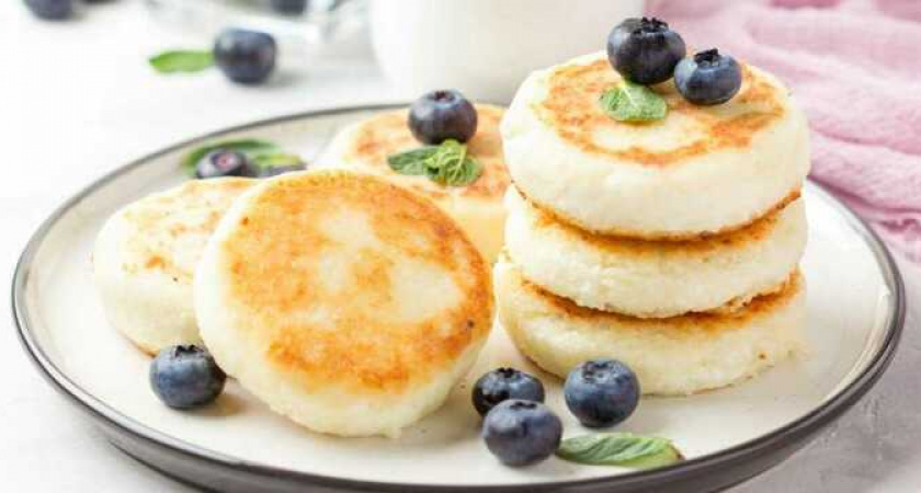 Идеальный рецепт сырников: пышные и не расплываются при жарке