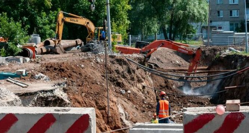 «Он на моих глазах ушел под землю»: екатеринбурженка рассказала, как чуть не потеряла сына из-за ям на дорогах