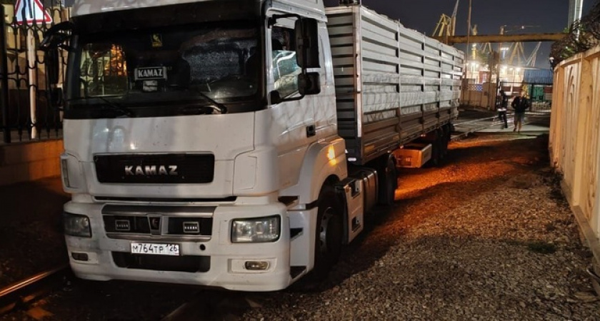 «Когда всю жизнь мечтал стать машинистом»: в Новороссийске водитель зерновоза заехал на рельсы, пробил колеса и сел на брюхо