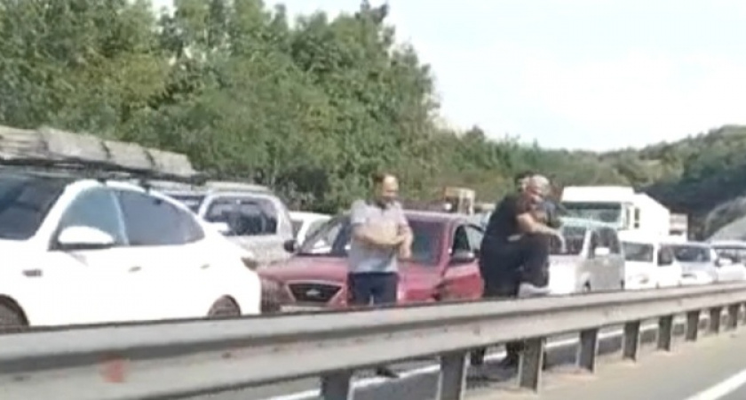 Проезда в город нет: в районе Волчьих ворот под Новороссийском столкнулись два болшегруза