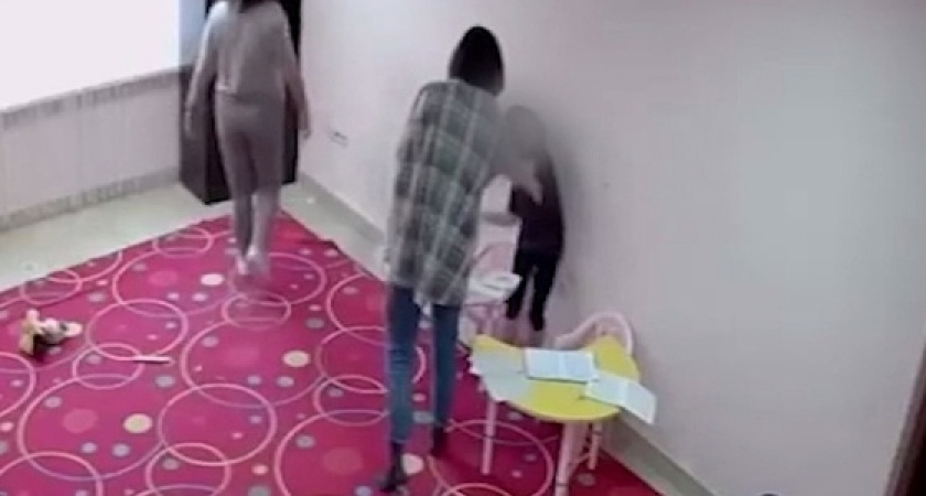 "Ты задолбала, дура тупая!": воспитатели избивали детей в частном детсаду Сочи