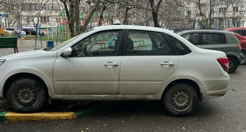В Новороссийске скорая помощь не смогла приехать к пациенту из-за водителя, перекрывшего двор своей машиной