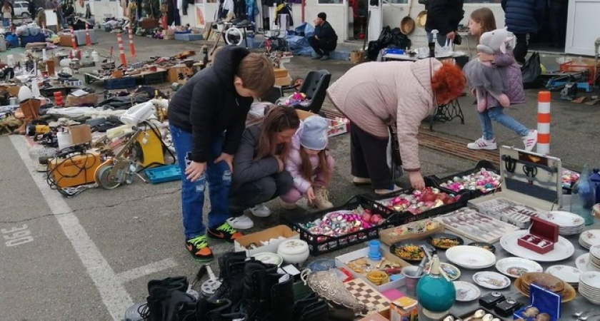 «Блошиный рынок» в Новороссийске завален елочными игрушками времен СССР