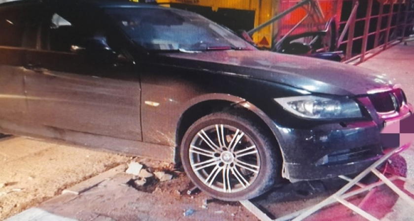 В Новороссийске в результате аварии иномарка влетела в КамАЗ и снесла пешеходное ограждение