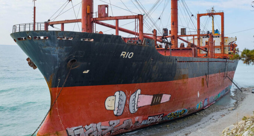 «Так уходит легенда!»: путь по берегу к сухогрузу «Рио», севшему на мель под Новороссийском, отрезан, судно распиливают на металл