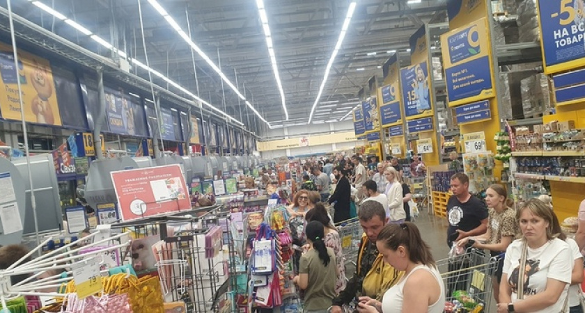 «Кассы вообще не работают!»: новороссийцы пожаловались на гигантские очереди в одном из гипермаркетов города