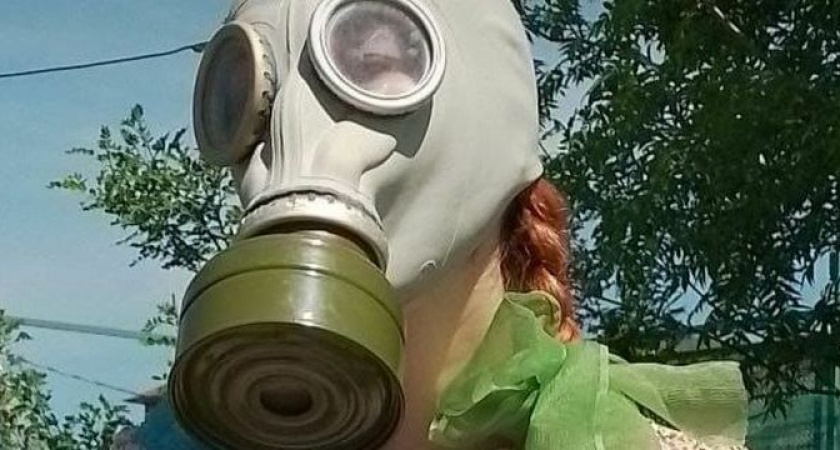 "Хотим дышать чистым воздухом!": жители Новороссийска надевают противогазы из-за вони в городе