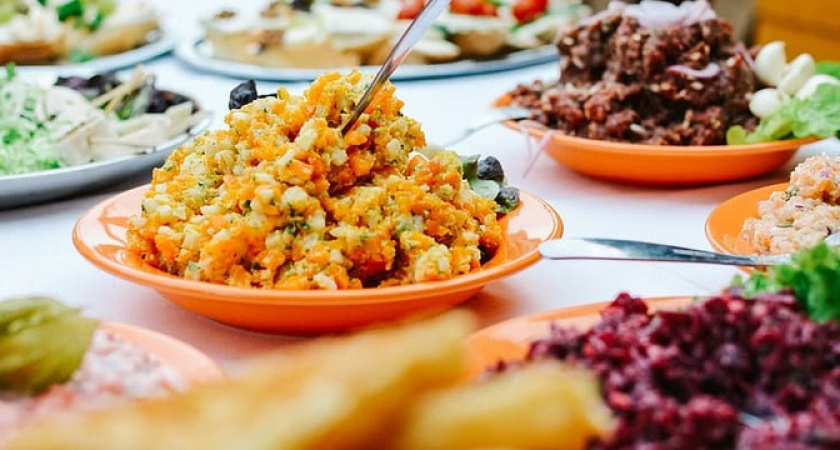 Новый салат вытеснит с вашей кухни и шубу и винегрет: нереально простое и вкусное блюдо