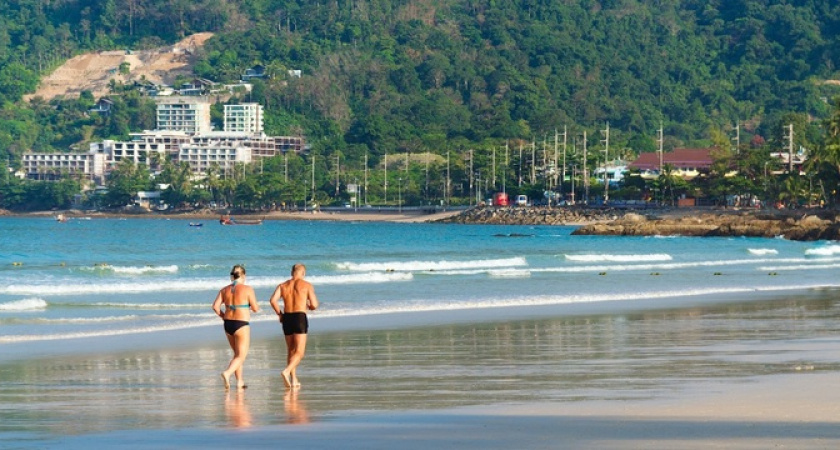 Море, солнце, песок: пенсионеры могут съездить на курорт за копейки