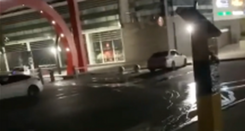 «А говорят воды нет, так вот же она!»: в Новороссийске затопило несколько улиц в центре города