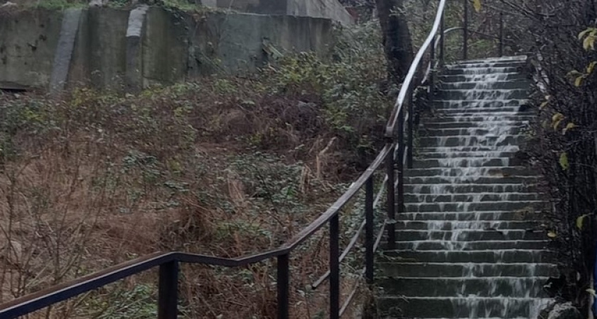 В Новороссийске в Центральном районе из-за прорыва городской водяной подземной трубы уже вторые сутки утекает вода 