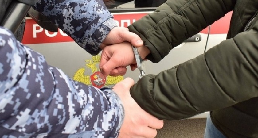 В Новороссийске пьяный приезжий побил бармена и, раздевшись, побежал приставать к людям на улицу