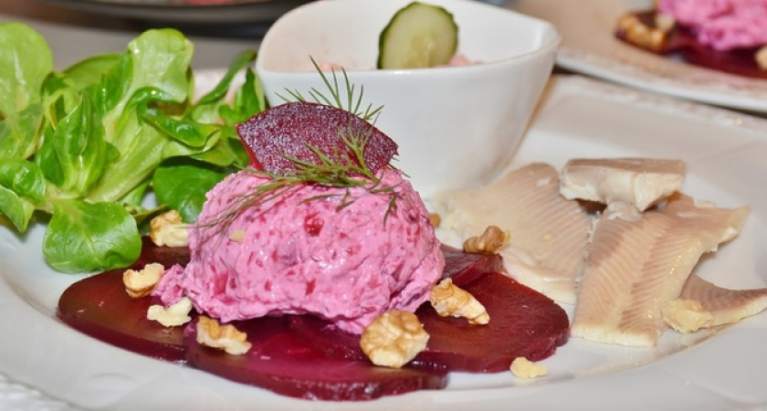 Съедается мгновенно: готовим вкуснейший салат «Аппетитный» со свёклой