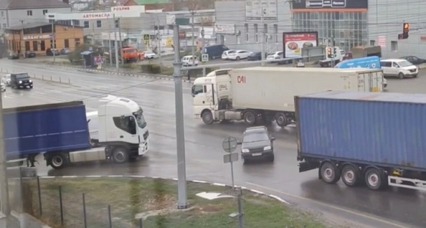 В Новороссийске из-за установки нового светофора образовалась гигантская пробка