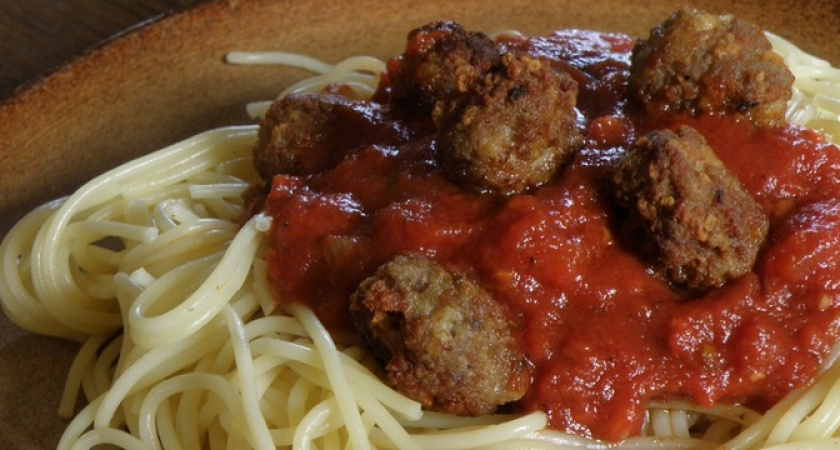 Целая кастрюля из полкило фарша: вкусный и быстрый рецепт фрикаделек