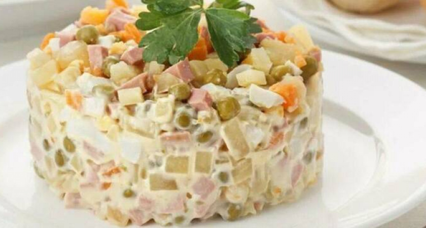 Оригинальный рецепт заменит классику: приготовьте на Новый год оливье, от которого гости не оторвутся
