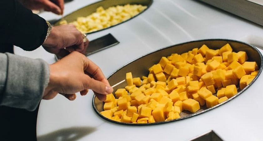 «Даже по акции не берите»: специалисты Роскачества назвали марки сыра, от которых лучше отказаться 