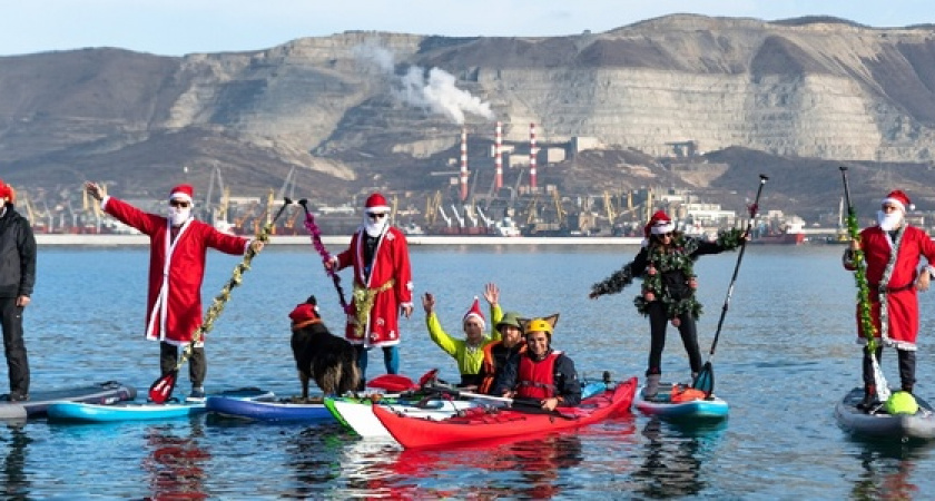 Парад на сапах, полеты над морем и работа в такси: чем занимаются Деды Морозы в Новороссийске, Анапе и Геленджике перед Новым годом?