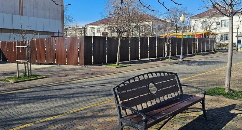 В Новороссийске участок набережной огородили забором: что собираются строить?