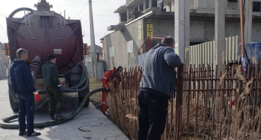 Пока чиновники совещаются, горожане продолжают дышать г**ном: в Южном районе Новороссийска не удалось остановить фекальные реки